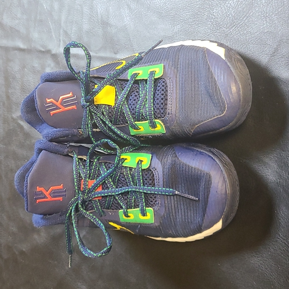 Boys Nike Kyrie sneakers,  sz 6Y